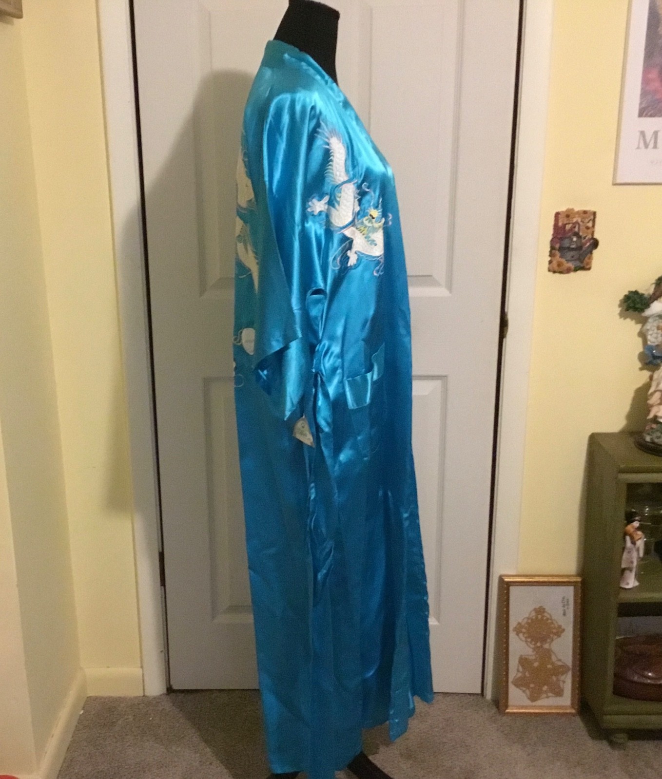 VNTG 60&rsquo;s 100% Rayon Dressing Robe blue w White Dragon embroidery Unisex one sz