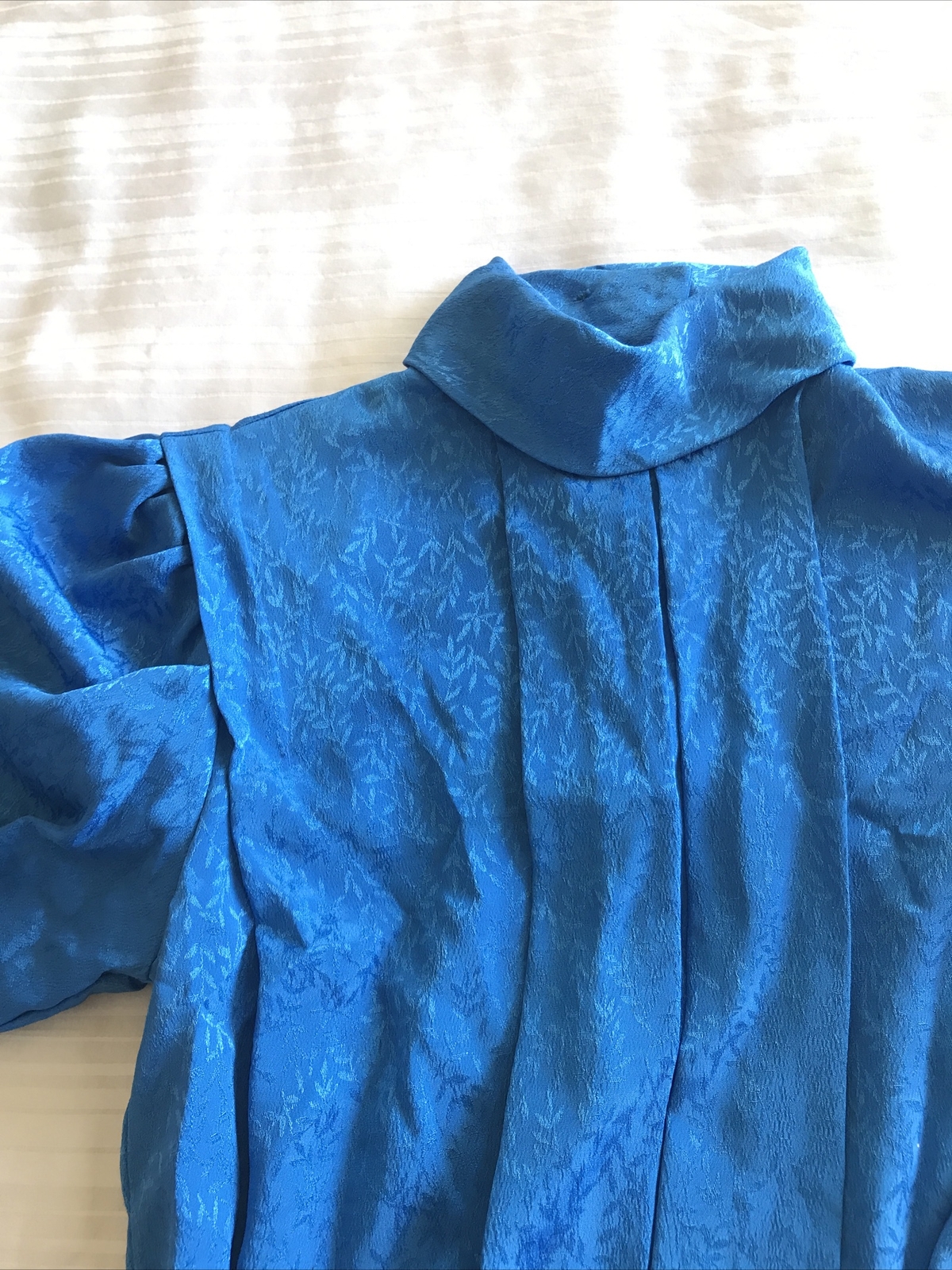 DAVID MATTHEW Size 8 (36” bust) blue long sleeve pleated blouse SHOULDER PADS