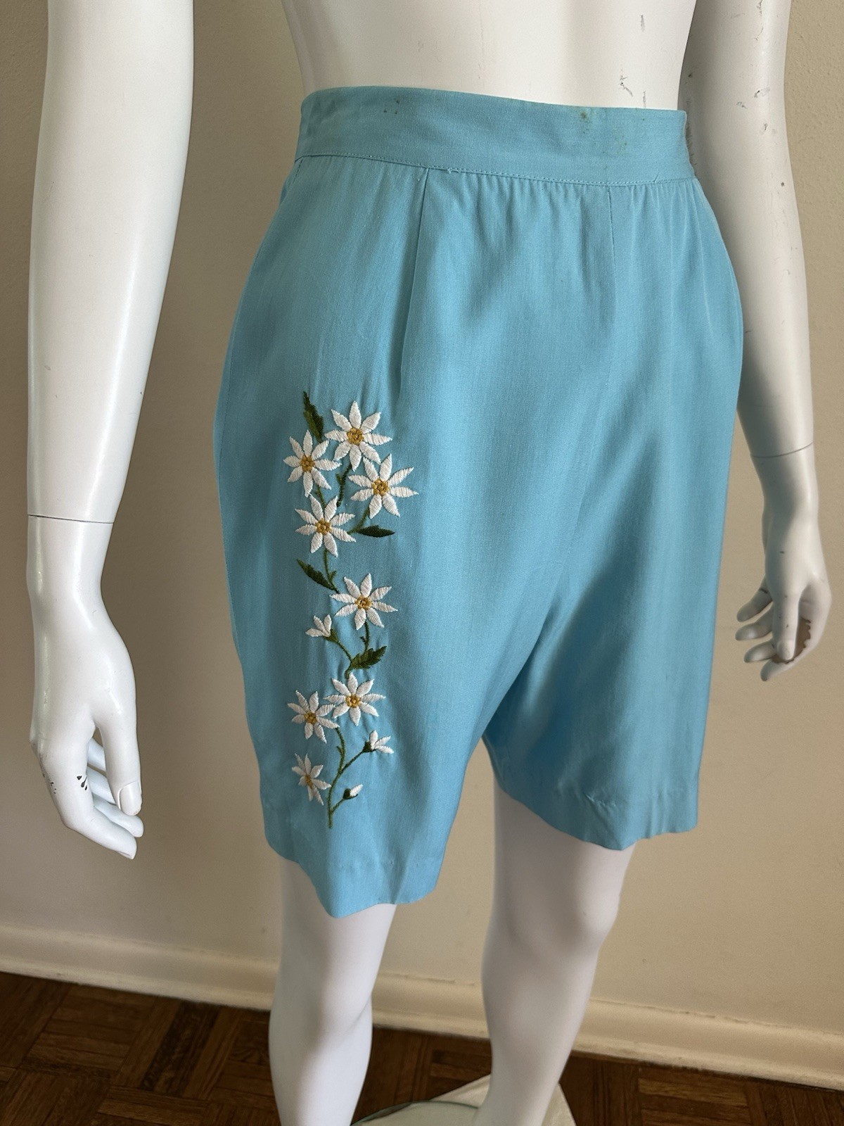 1940s Embroidered Daisy Floral Side Zip Shorts Helen Harper Rayon Resort VTG