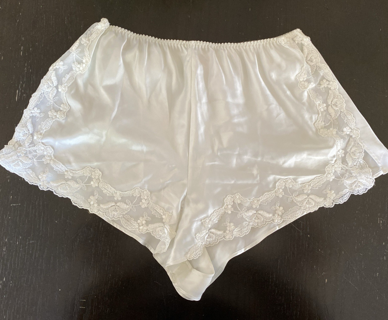 Vintage VICTORIA&rsquo;S SECRET LACE SATIN SEXY wide tap sleep shorts Sz M FLAW