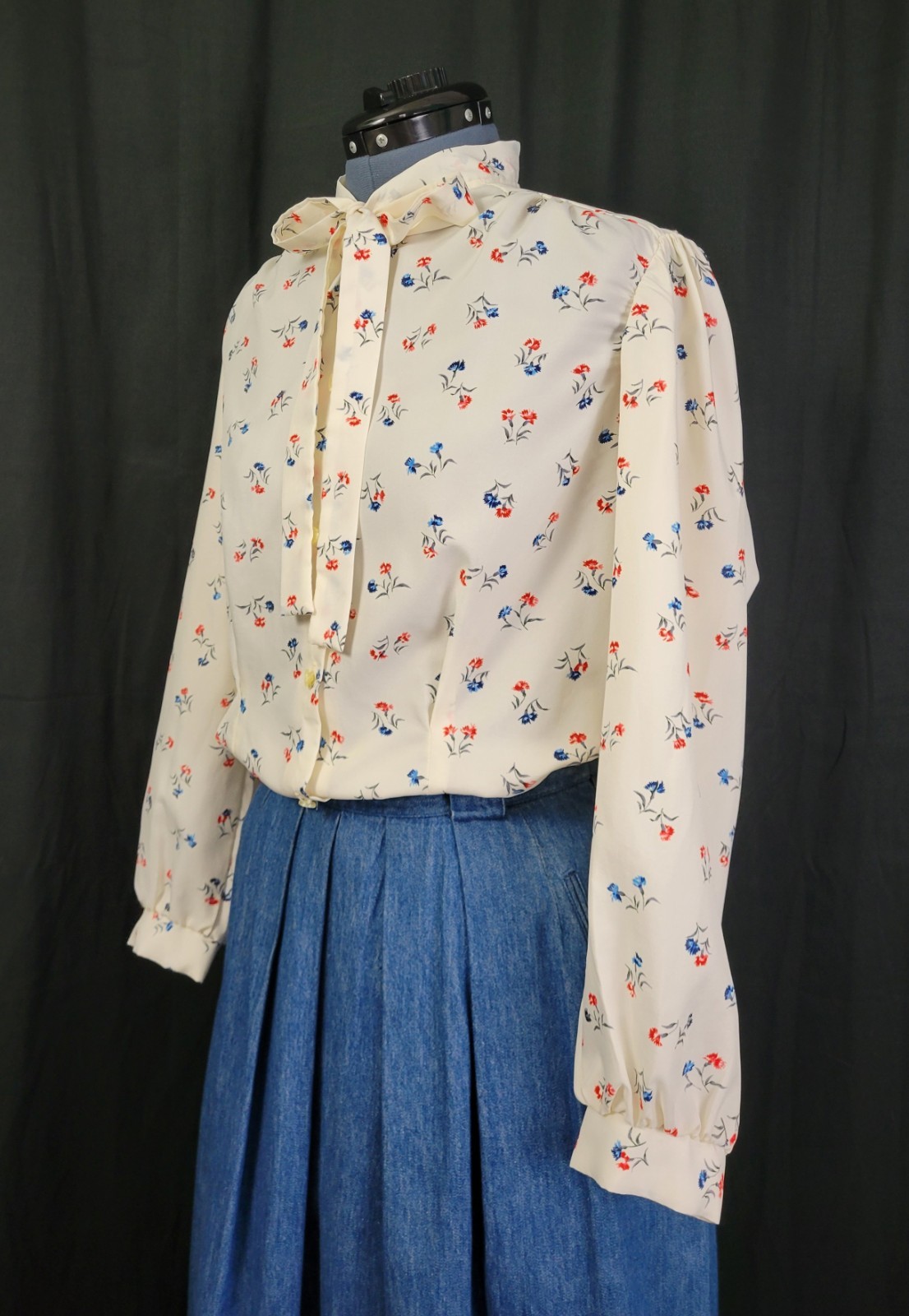 Vintage Lady Holiday Cream Button Down Blouse w Blue & Red Florals Size M/L?