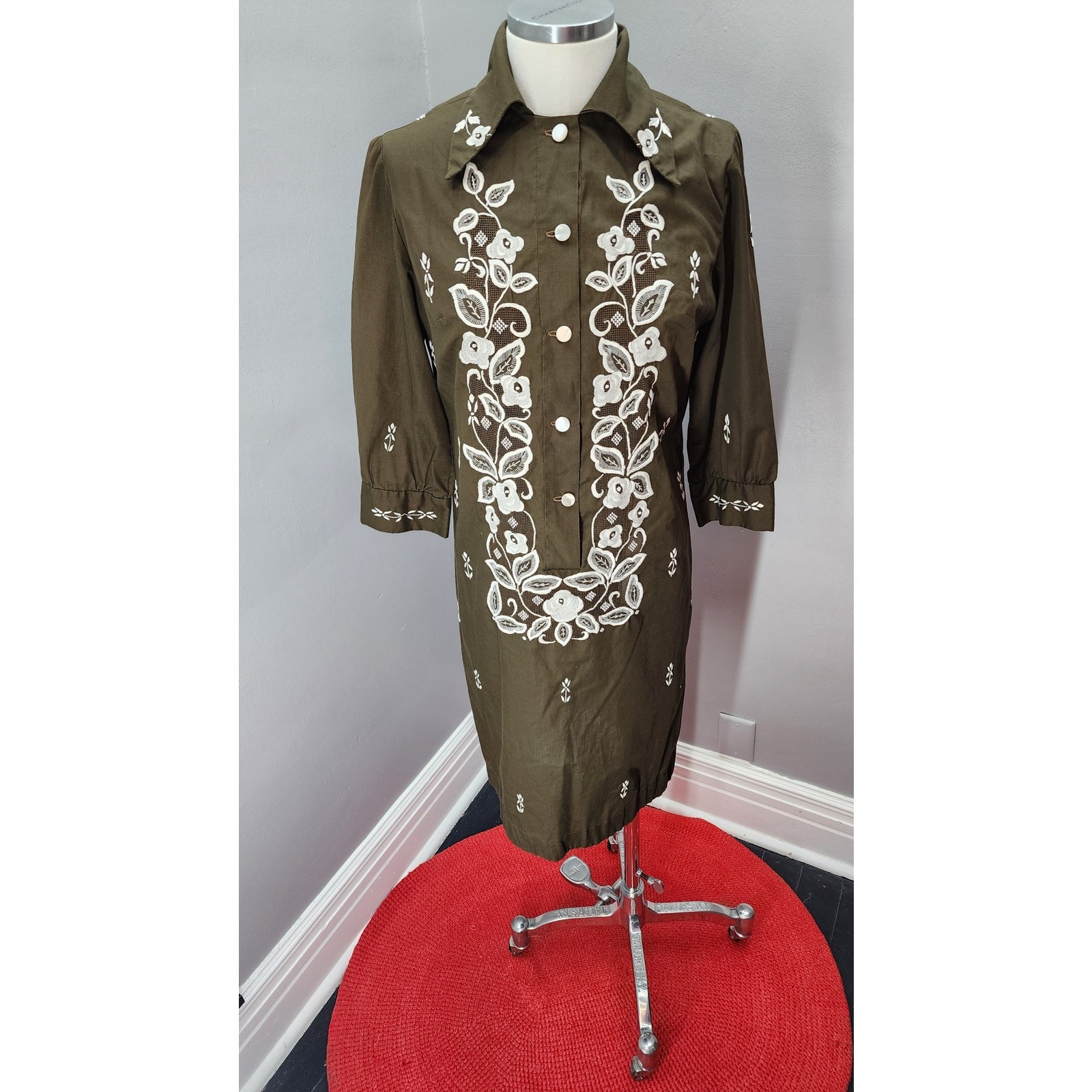70s Tesoro’s Embroidered Brown Shift Dress Boho Western Floral Dagger Collar – S