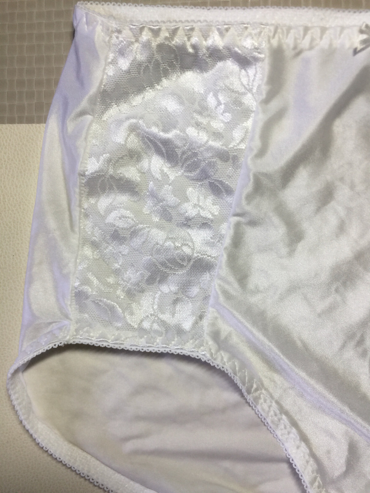 White Sateen Finish Stretch Moderete Control Bali Panties Briefs Size 6 M 32 34