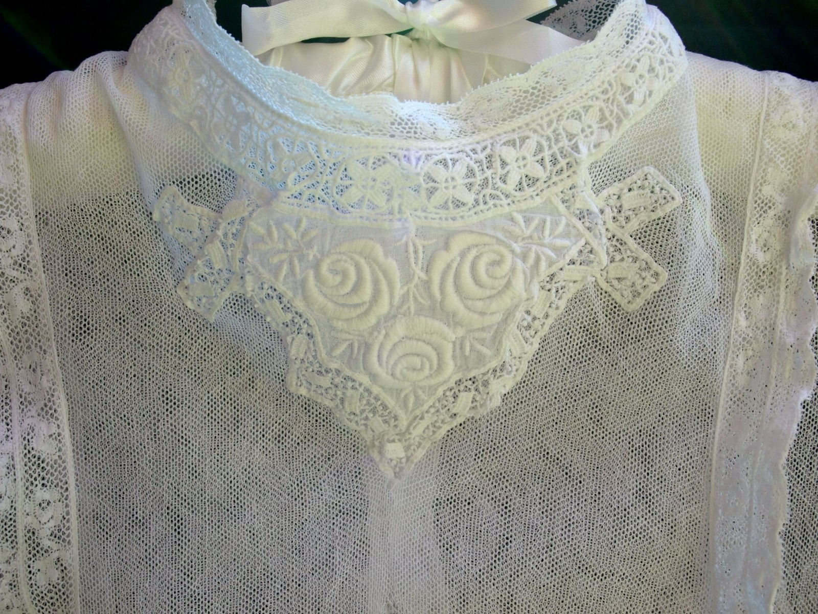Edwardian White Embroidered Sheer Net Lace Dress Young Woman Girl 25&Prime; Waist 36.5