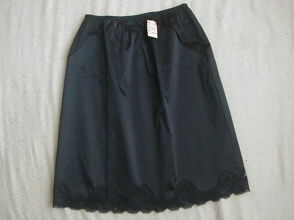 NWT Vintage 80s Black Antron III Nylon 21 1/2&Prime; Half Slip Size Medium