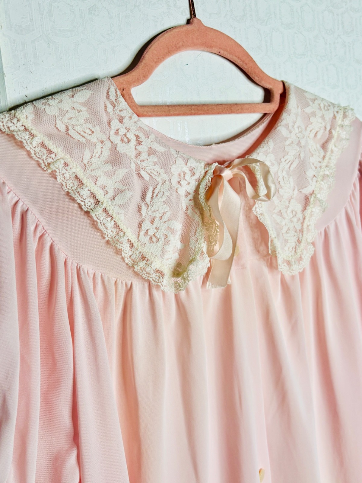 VTG 60&rsquo;S DEENA PINK BUTTON FRONT LACE PLEATED A-LINE ROBE HOUSE COAT NIGHTGOWN*M
