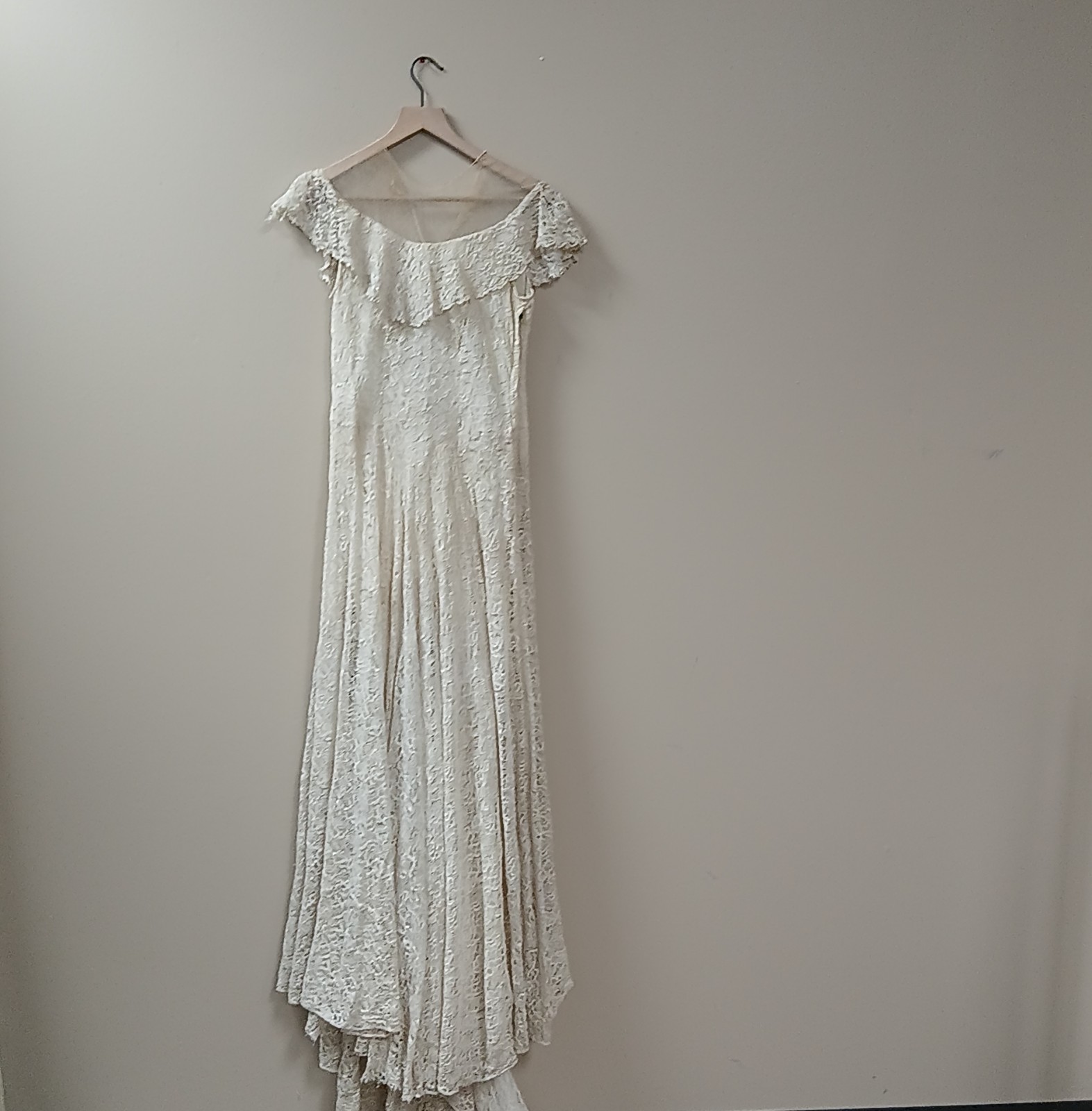 Antique 1930s Ivory Lace Wedding Dress W/ Ruffled Sleeves+Train A-Line