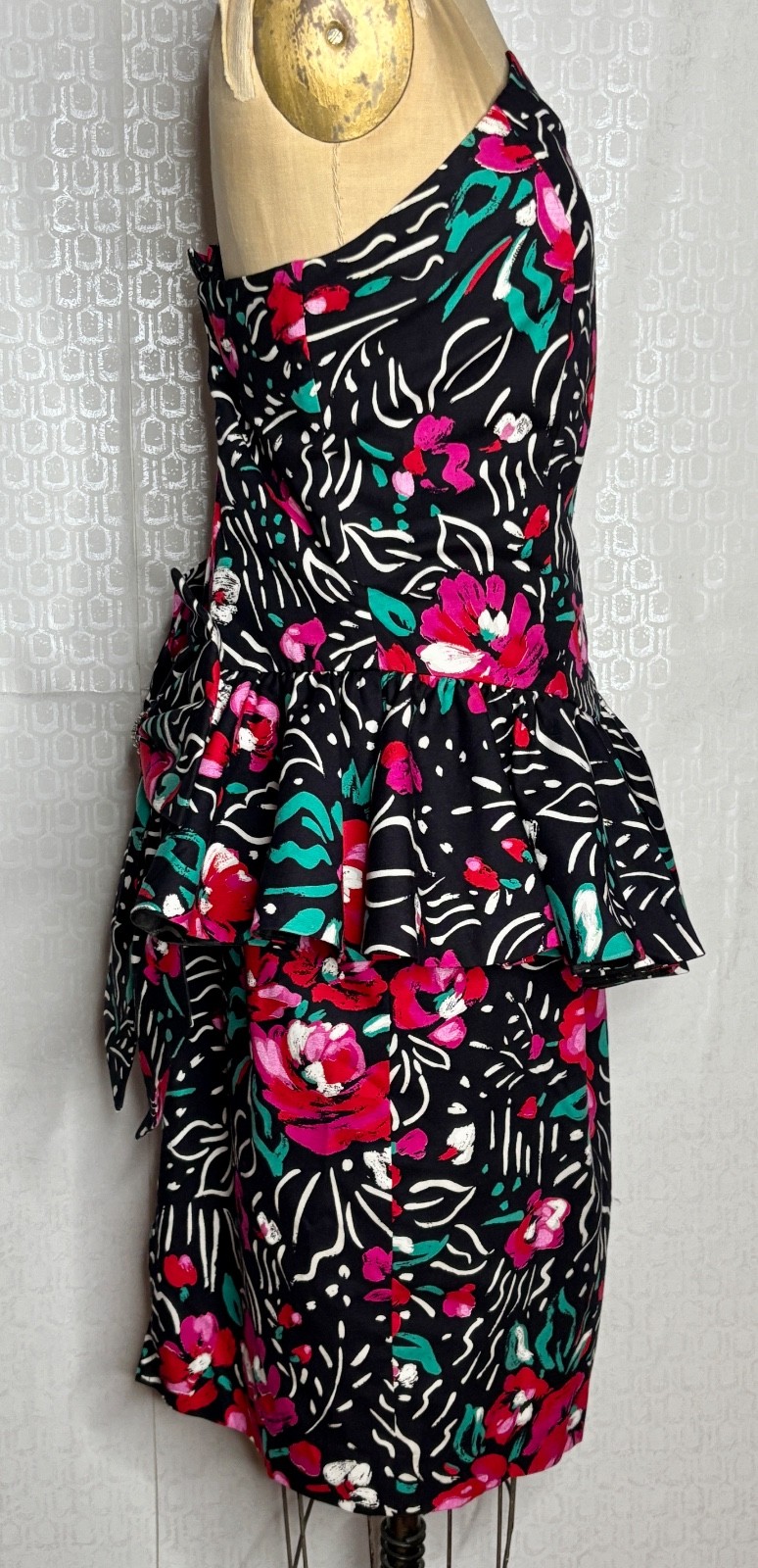 VTG 90&rsquo;S R&K BLACK&PINK GRAPHIC FLORAL STRAPLESS PEPLUM BACK BOW PARTY DRESS*M