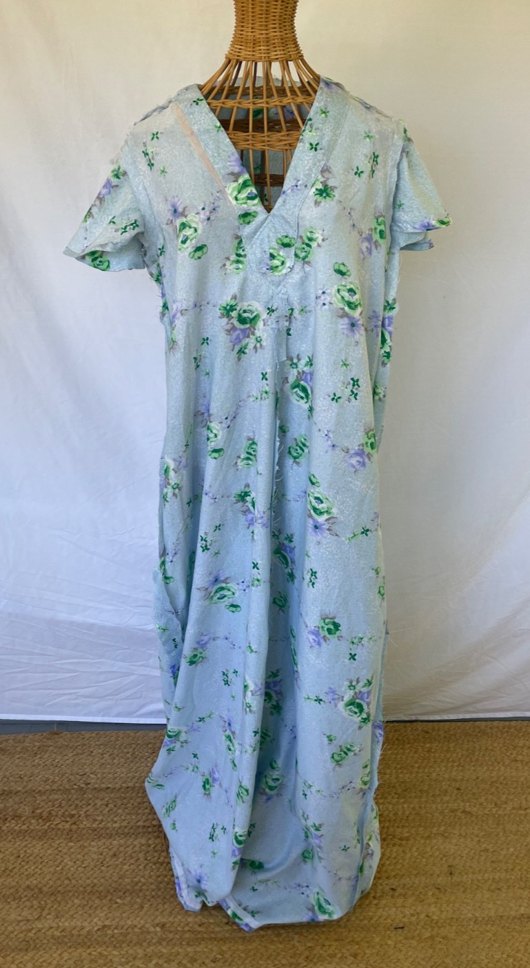 Lovely flowing vintage 70s floral maxi tea dress