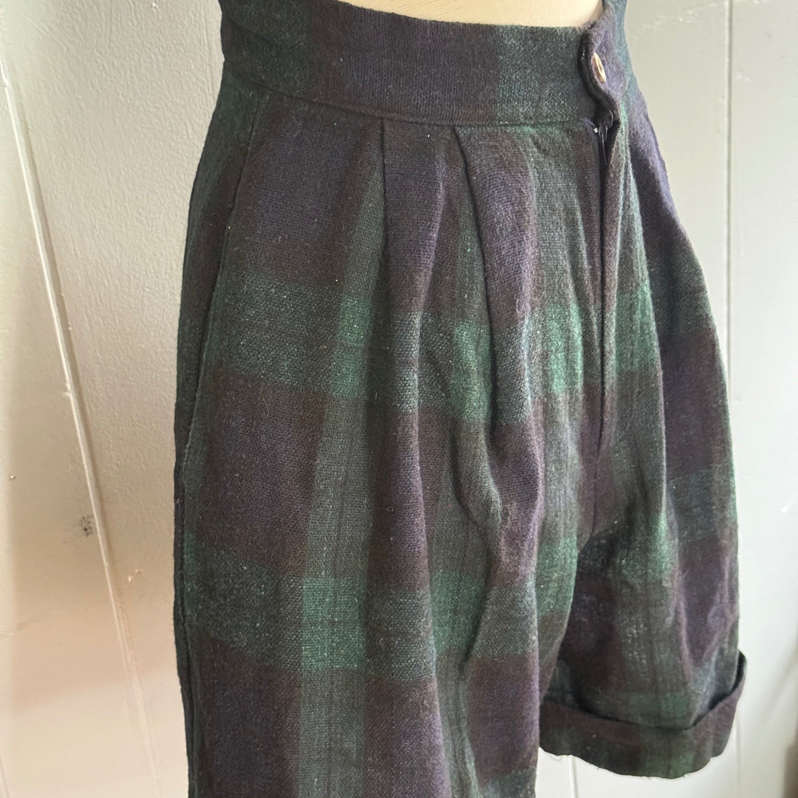 Vintage 90s Womens High Rise Pleated Long Shorts Black Watch Plaid Wool XS 23&Prime;