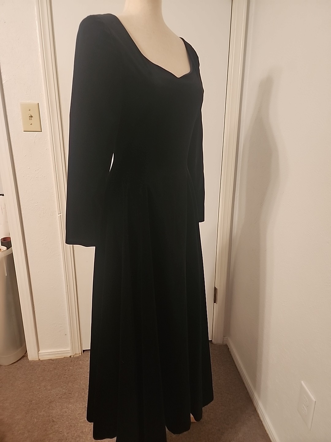 Vtg Laura Ashley Solid Black Velvet Victorian Sweetheart Neck Lined Dress Sz 4