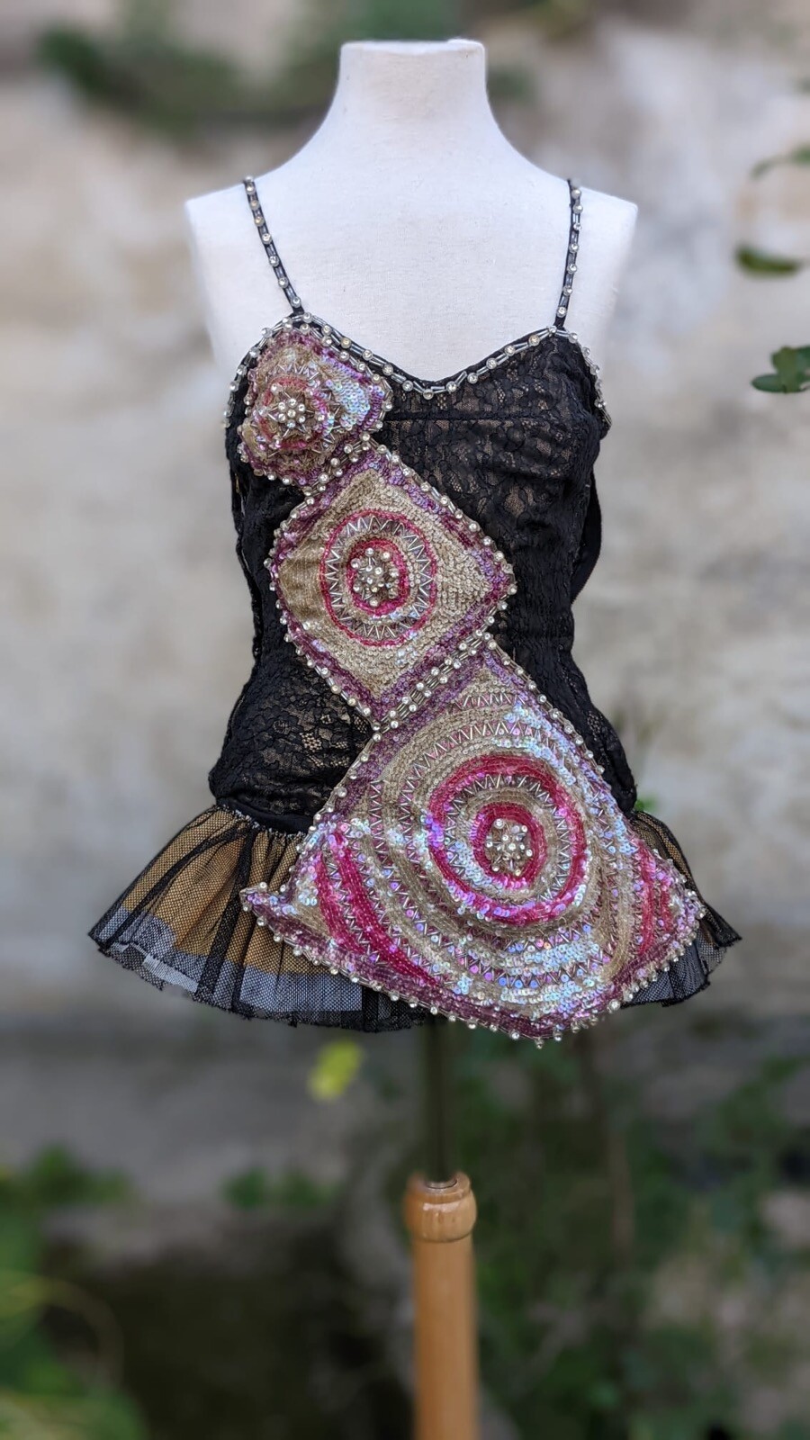 BURLESQUE LATE 1930’S – 40’S BLACK LACE OVER GOLD LAME COSTUME W GELATIN SEQUINS