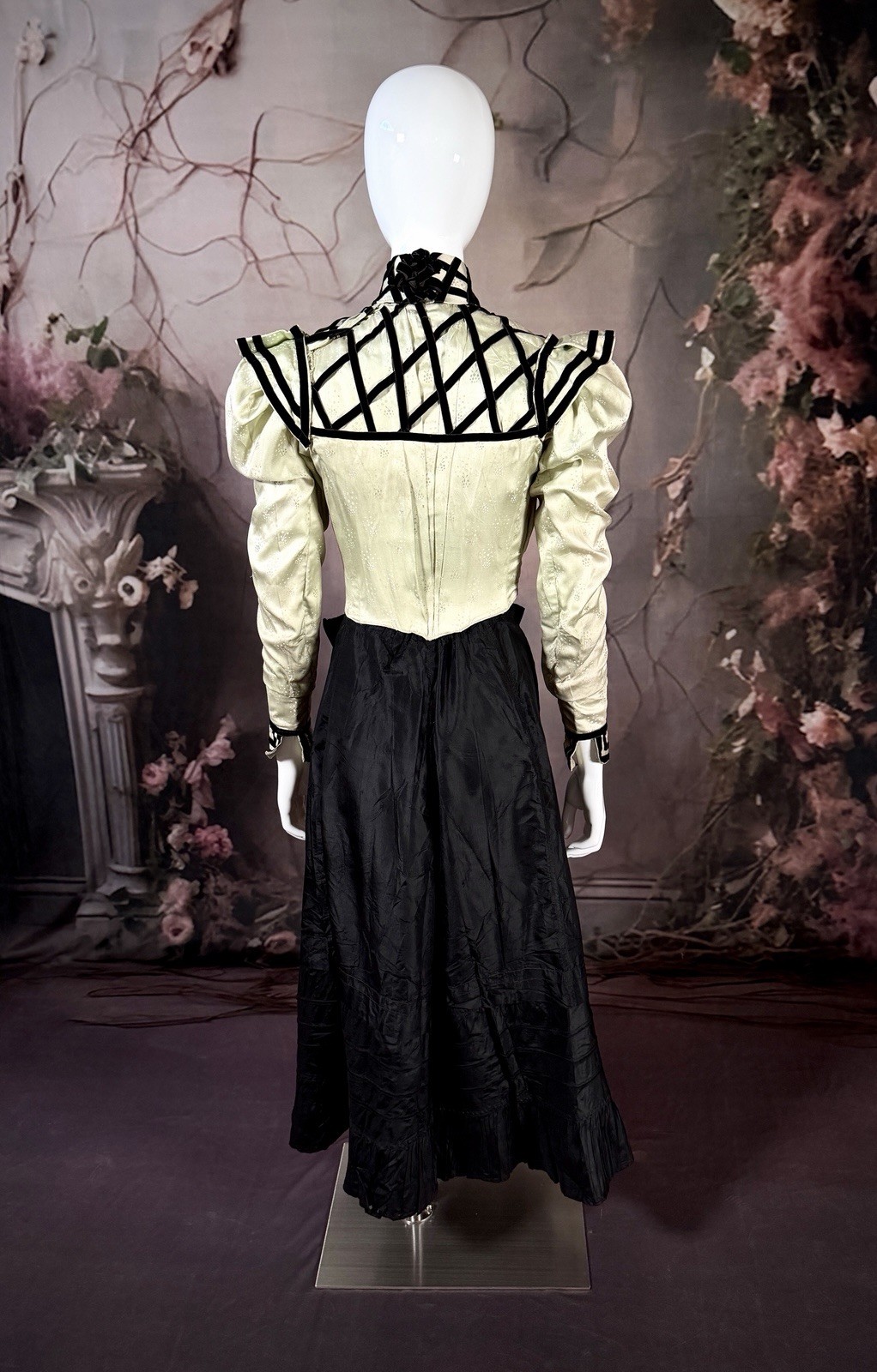 1890s Rare “Damask Green” Silk Victorian Dress, 2pc Bodice & Skirt Set Sz 4/6