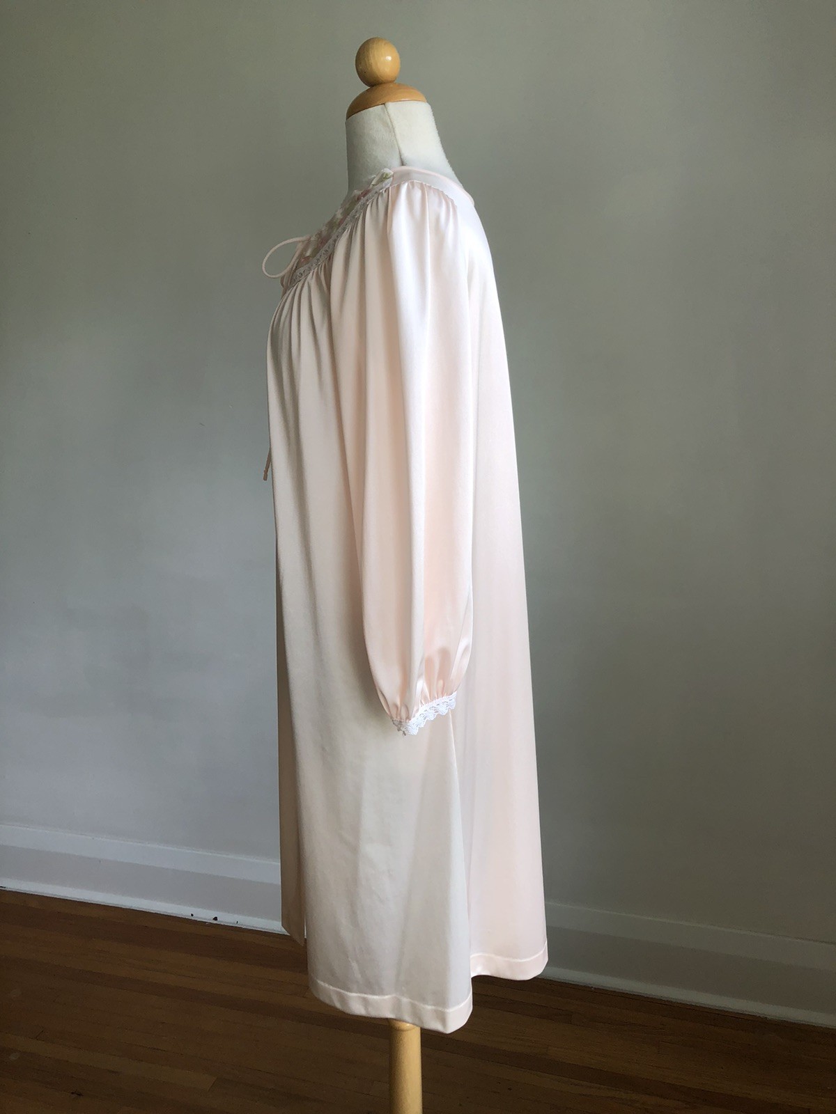 GORGEOUS VTG LORRAINE Light Peach Nylon Floral Embroidered Button-up Nightgown S