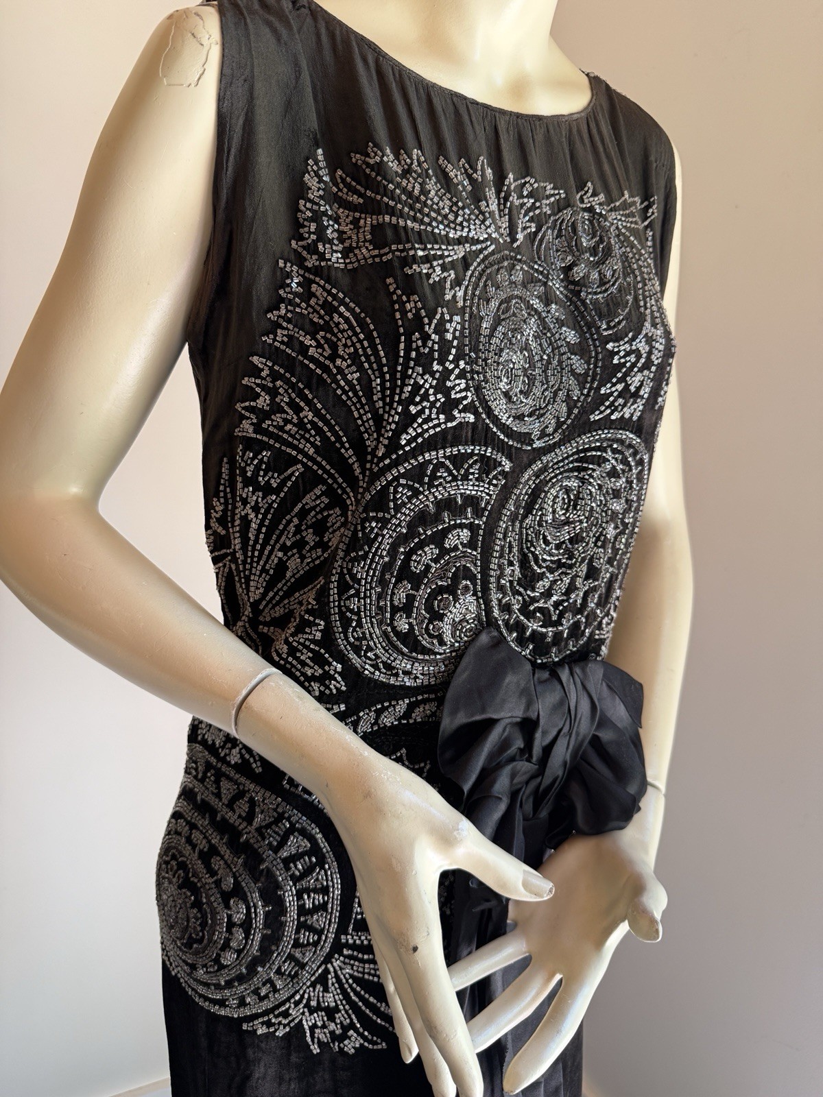 VINTAGE 1920 BEADED VELVET SHEATH