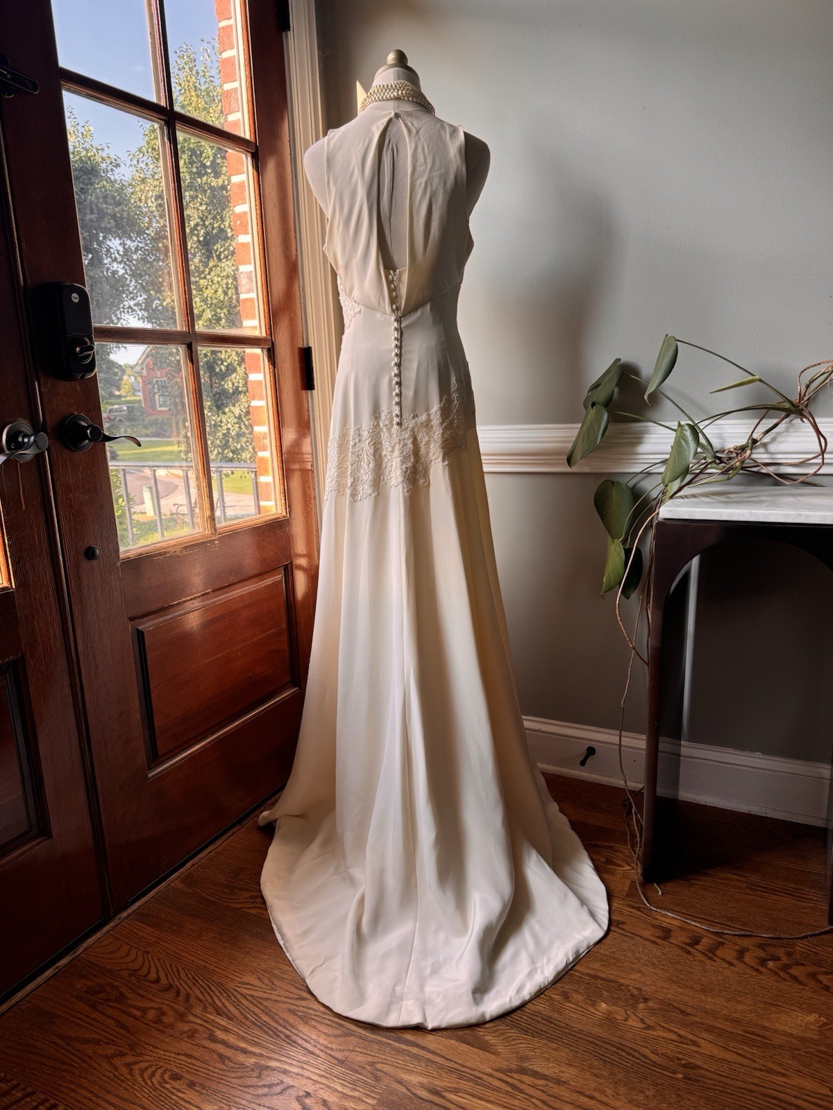 Vintage Ivory Wedding Gown – Timeless Elegance with Romantic Lace Details