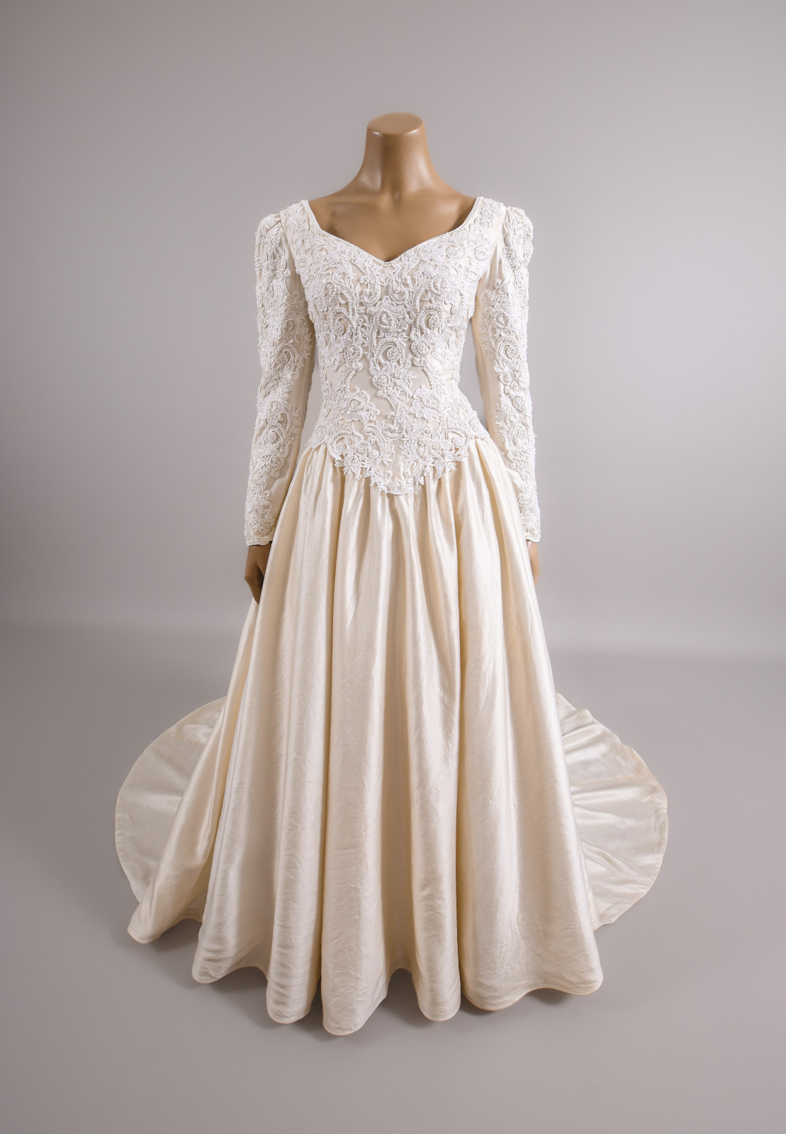 1990s Silk Shantung Pearl & Appliqué Beaded Wedding Dress W/Trailing Train 6/8