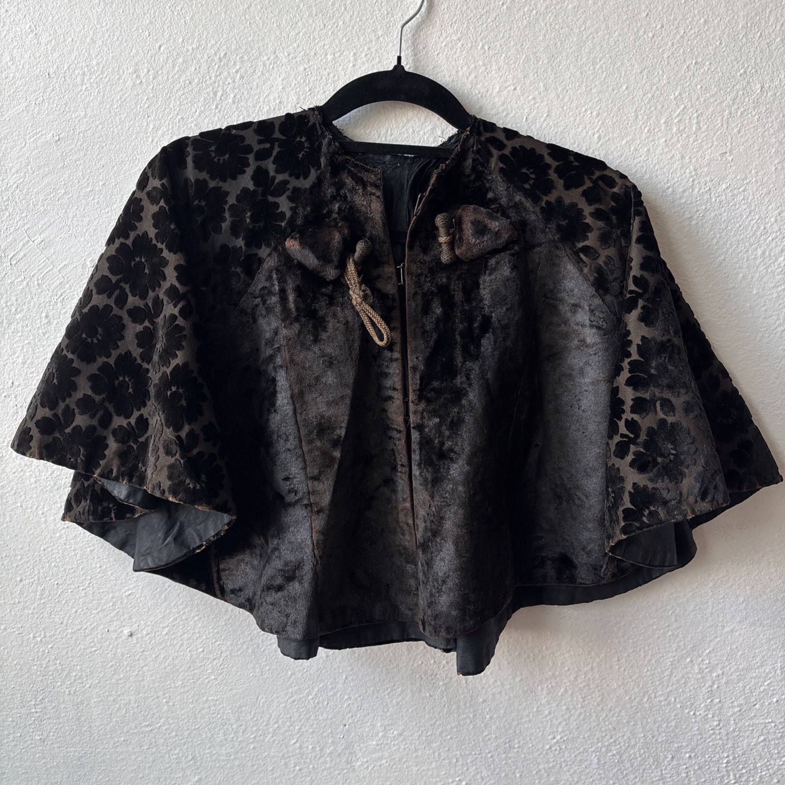 Edwardian Gothic Witchy Black Crushed Velvet Vintage Victorian Capelet Cape