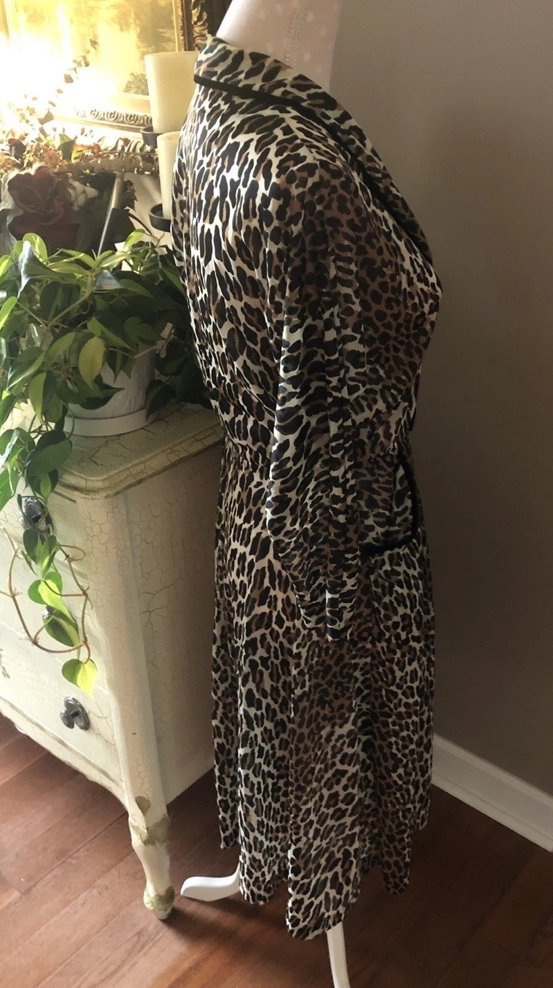 Vintage Vanity Fair Leopard Robe Short Double Breasted 2 Button Women’s Small 34