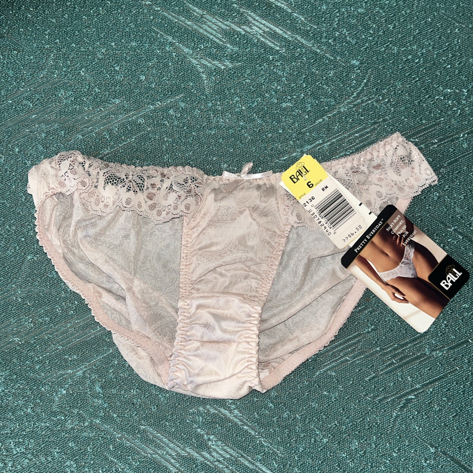 NWT VTG Bali Panties Sz 6 Pretty Everyday Second Skin Chantilly Lace Nude Bikini