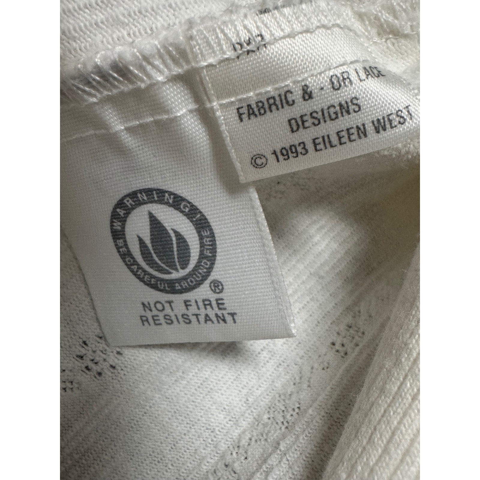 Vintage Eileen West Robe White Pointelle Floral Trim Wrap Petite USA Made 1993