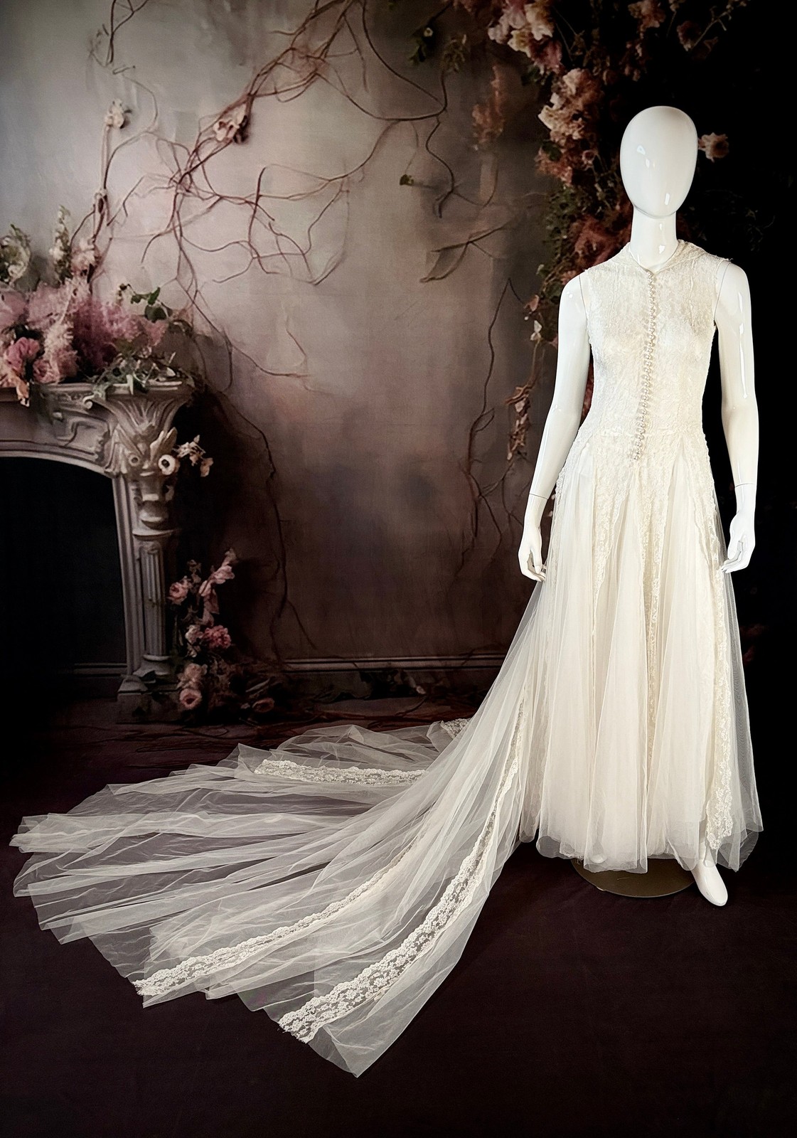 1930s Silk Chantilly Lace & Tulle Wedding Dress w/Real Pearl Buttons sz 4/6