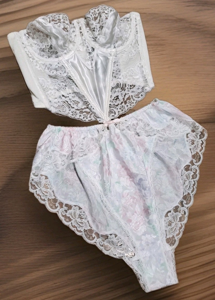 🦢 AUTH VTG CHRiSTiAN DiOR 2 PC LiNGERiE SET SATiN LACE BUSTiER CORSET & SHORTS