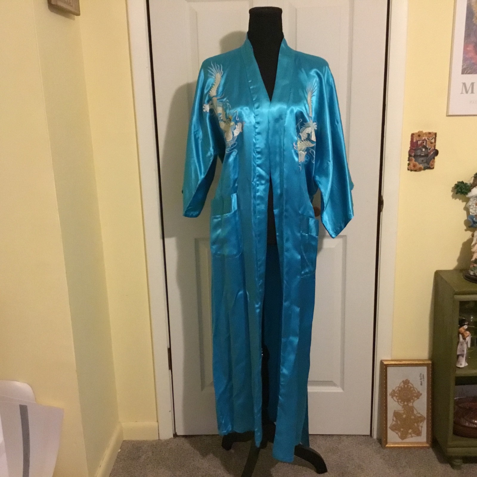 VNTG 60&rsquo;s 100% Rayon Dressing Robe blue w White Dragon embroidery Unisex one sz