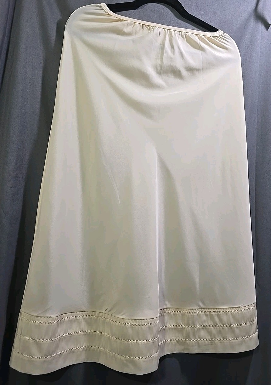 Slippery Smooth Vintage Half Slip Lady Lynne Waist 26&Prime;-32&Prime; Length 34&Prime; Ivory