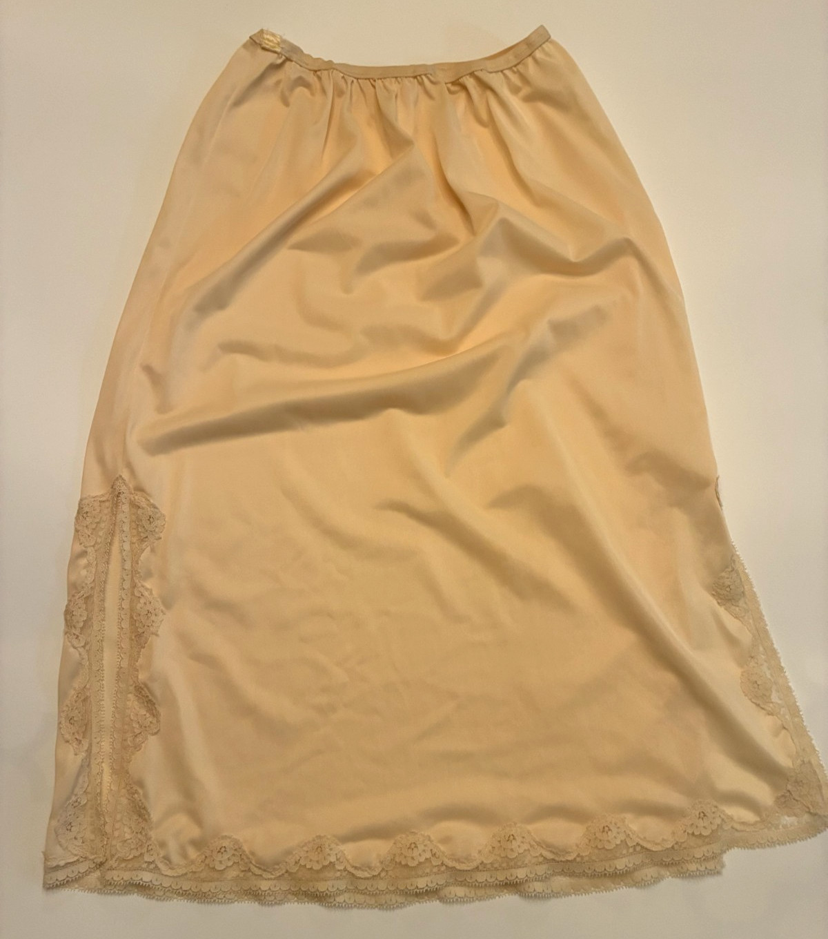 Vintage 60s BEIGE HALF SLIP Large 26&Prime; Nylon Lace Side Slits Pillow Tab Coquette