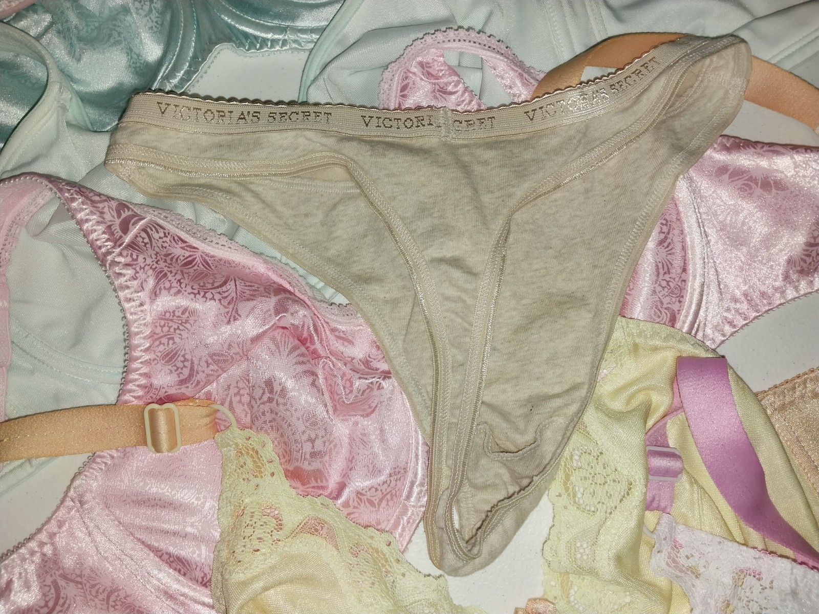 VTG SILKY NYLON PEACH YELLOW DAISY FLOWER UW BRA HANES NWT BIT POINTY PIN UP 36D