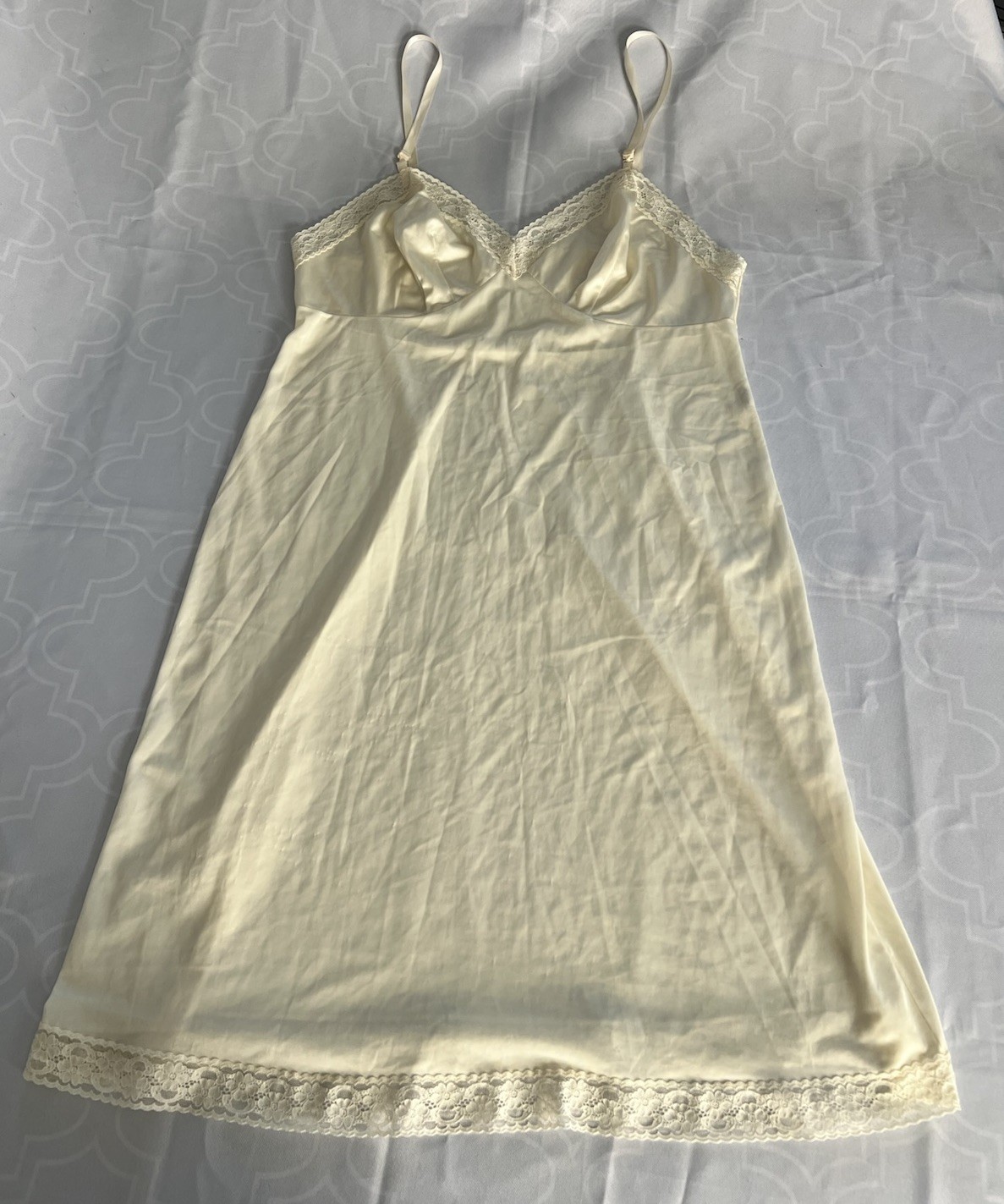 Vanity Fair Nylon Rosette Lace 24” Full Slip Size 40 Everyday Layers #10-103