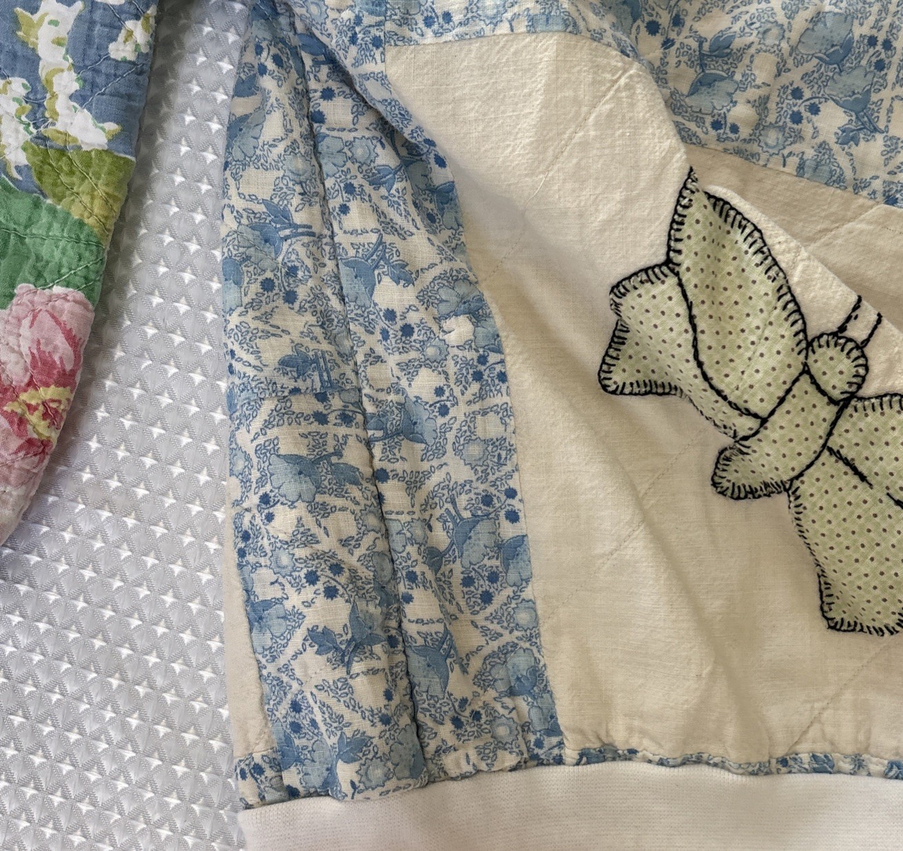 VTG Hand Quilted Patchwork Fabric Butterfly Floral Pullover Sweater Pastels M/L