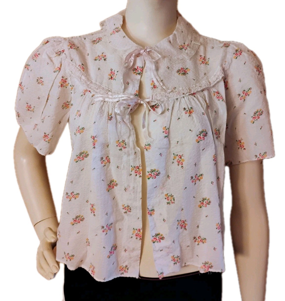 VTG 60&rsquo;s White Plisse Seersucker with Pink Floral Peter Pan Collar Bed Jacket