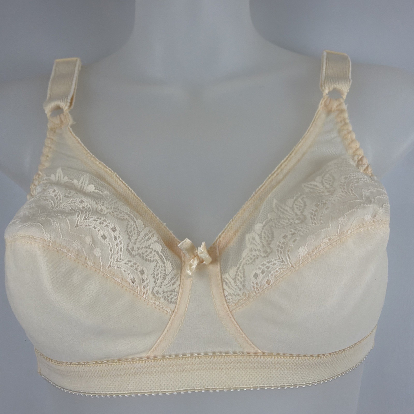 Vintage Bali 34B USA Made Union Made Lace Soft Cup Wireless Bra Beige
