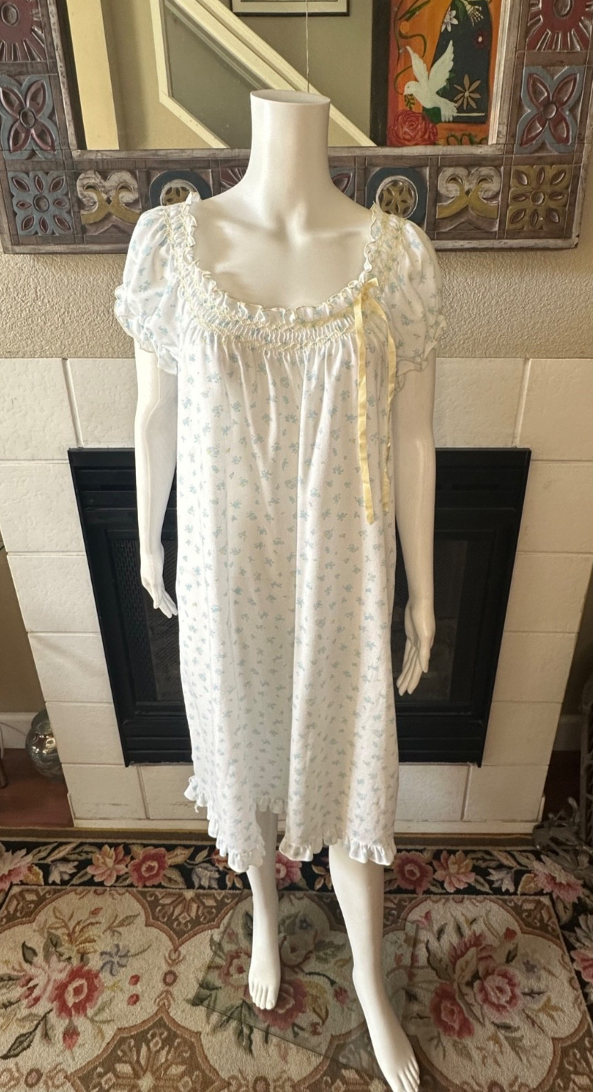 Miss Elaine Union Made Nightie VTG small Armpit To Armpit 21.5” Length 38.5”