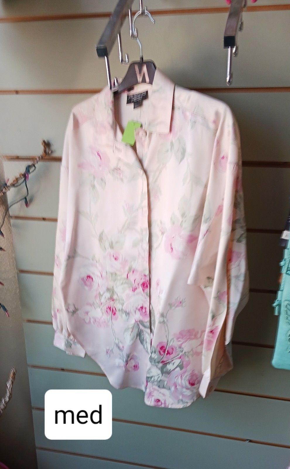Robyns Nest Womans BUTTON down Blouse M NWOT Material Feels Like Silk