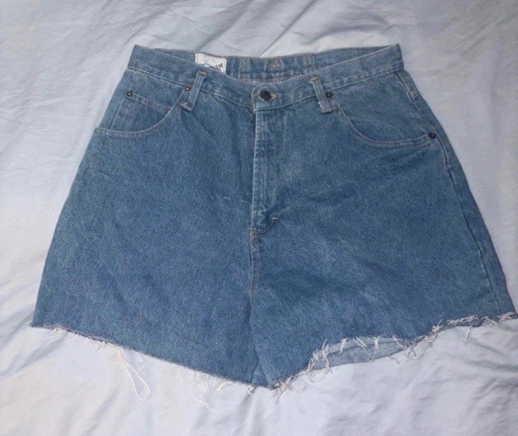 Vintage Denim Republic High Waisted Jean Shorts- Light Wash- Measures 30&Prime; Waist