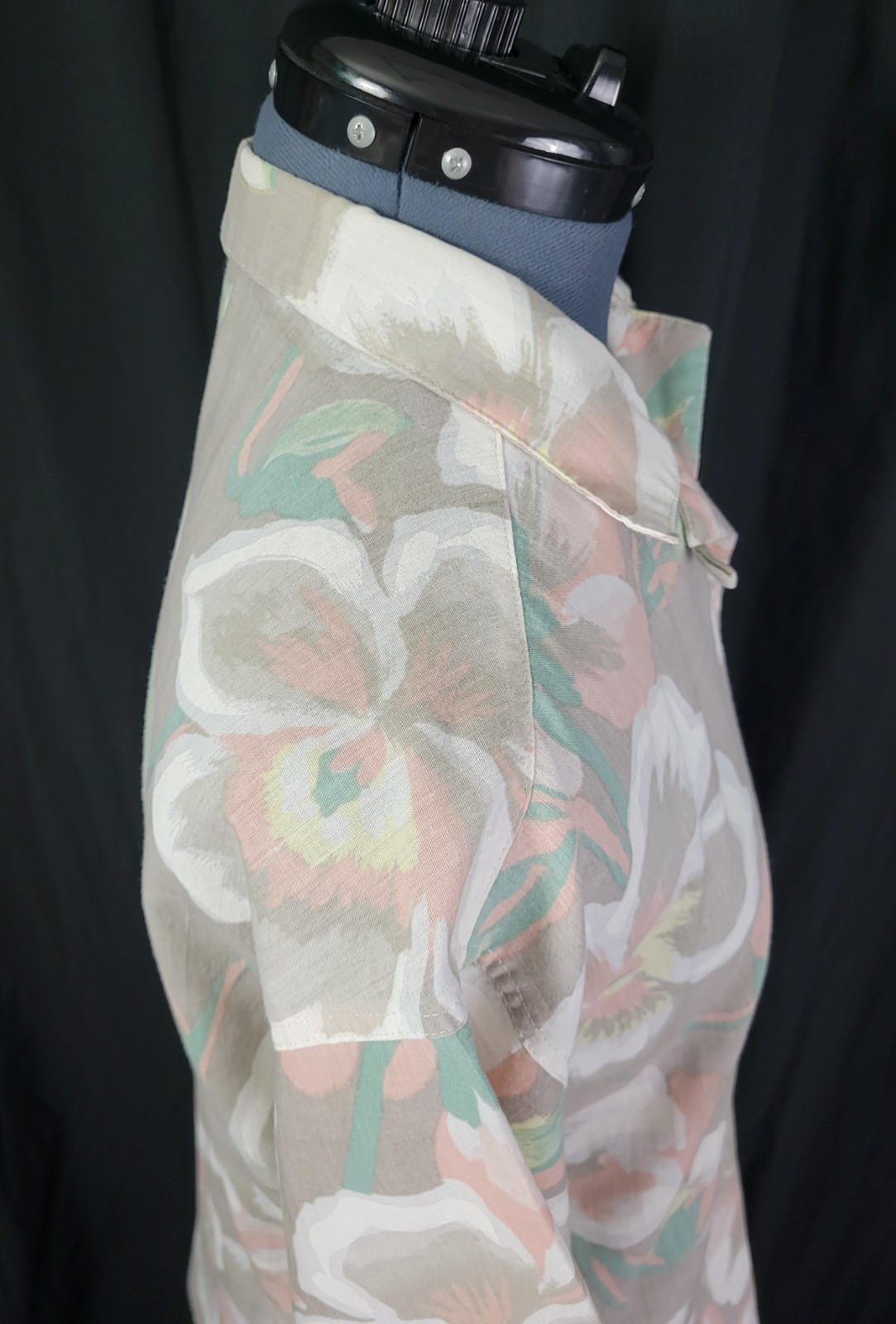 Vtg Laura Mae Beige Button Down Top w White/Pink/Yellow Tropical Flowers Size M?