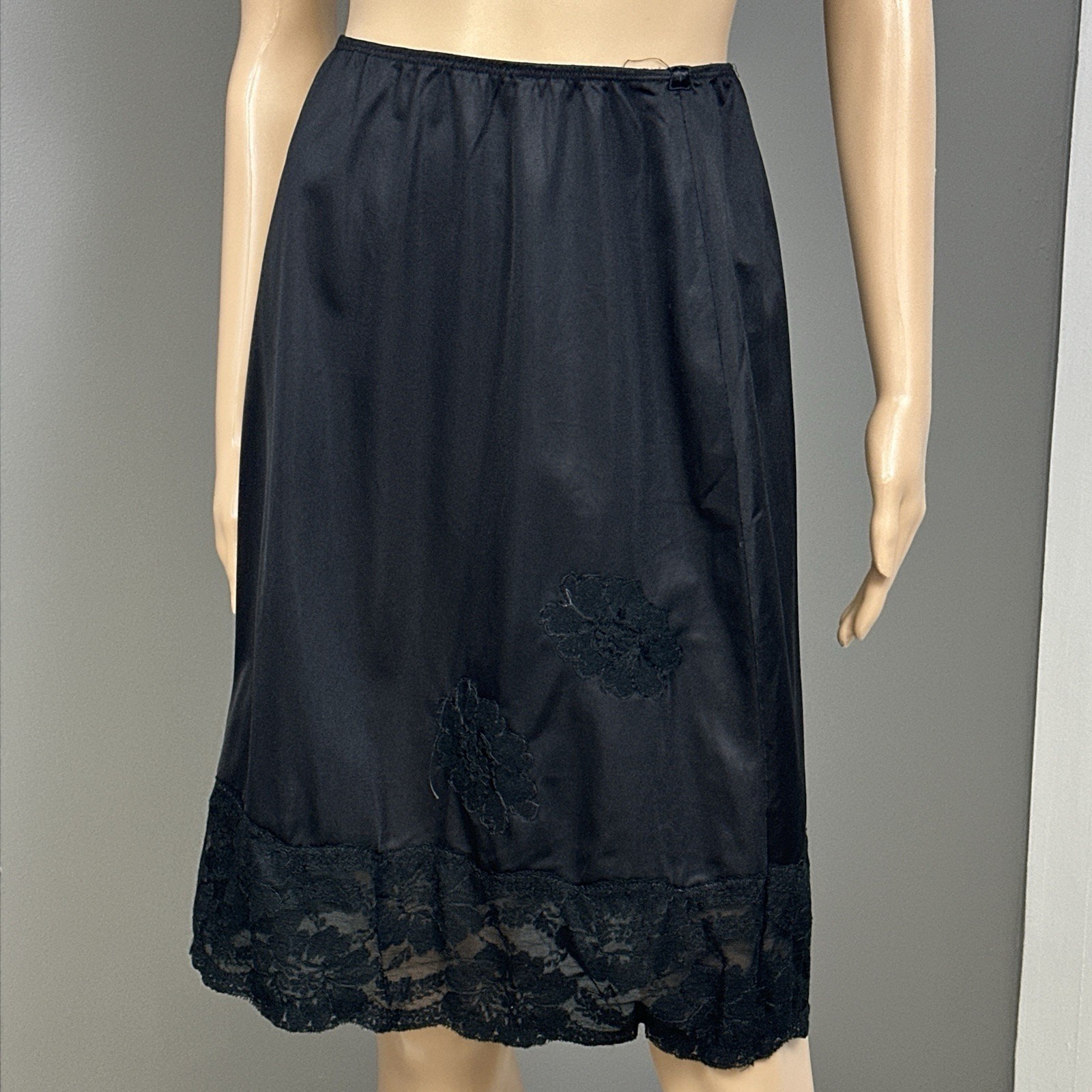 Vintage Charmode Half Slip Medium Black Nylon Wide Lace Appliques Pillow Tab USA