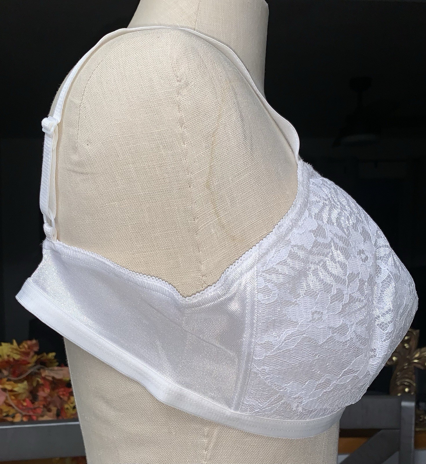A8 NOS 1722 WALMART SIMPLY BASIC 42C CLASSIC WHITE MODEST PROMO BRA GRANNY LACE