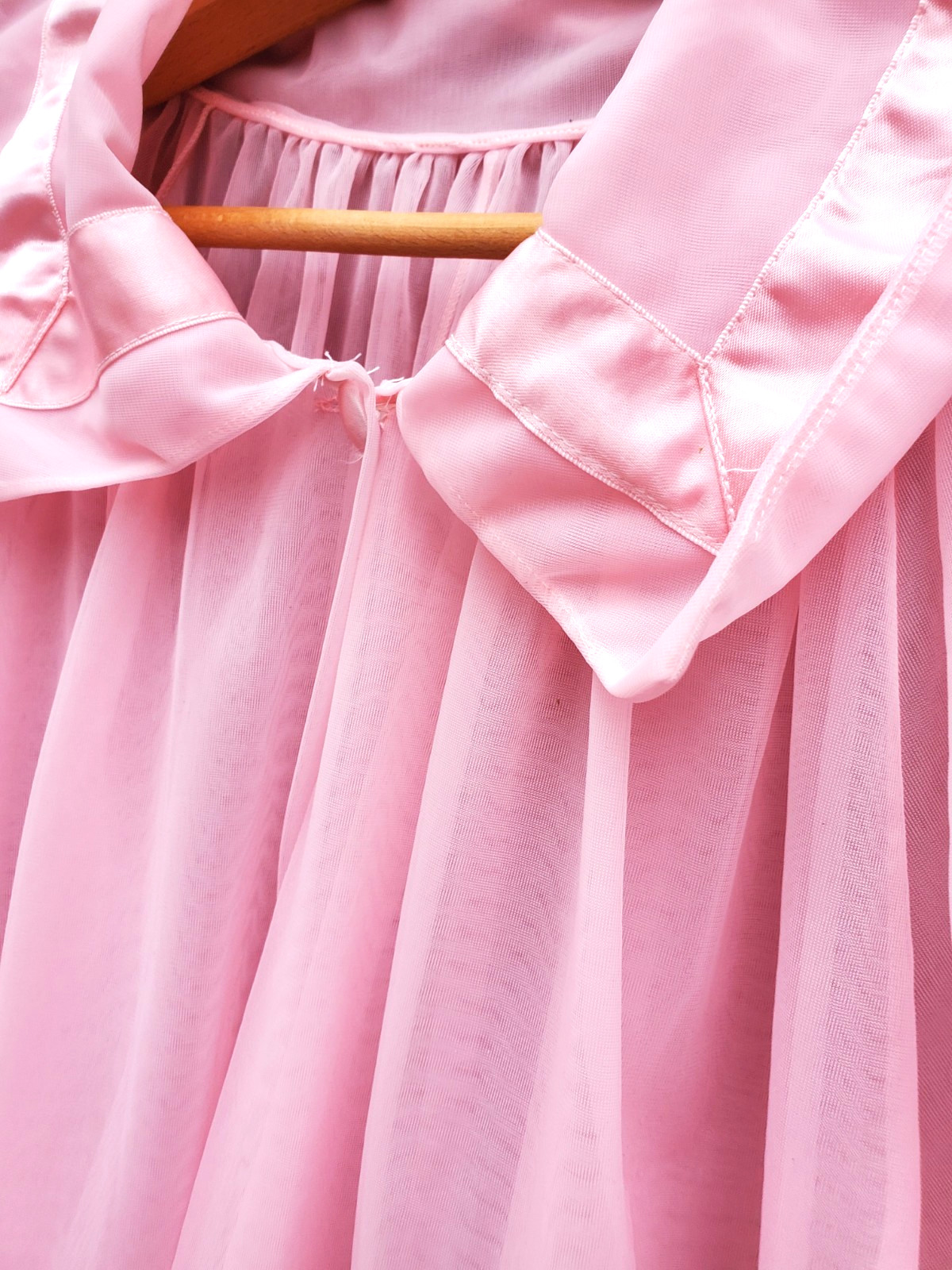 Vintage unbranded HOT PINK Gown Robe Peignoir Sheer Chiffon SZ Medium satin bow