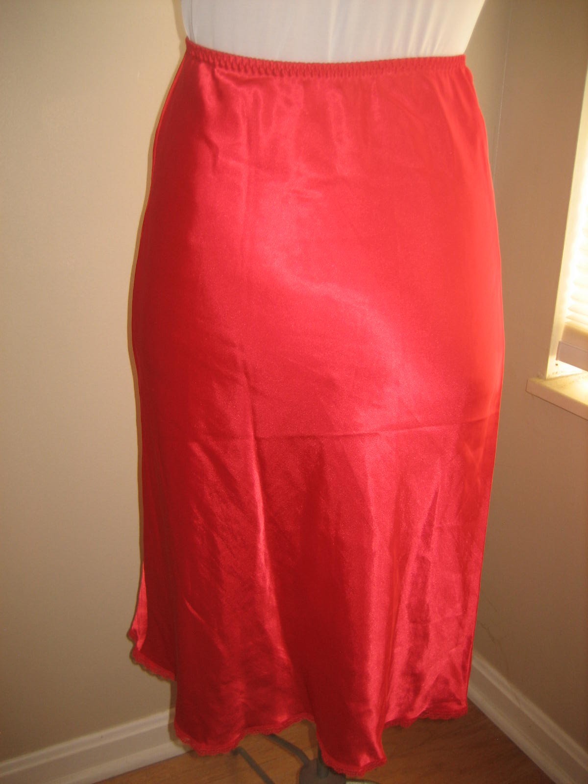 MAIDENFORM CHANTILLY Red Polyester Half Slip, Front or Back Lace Slit – Size S