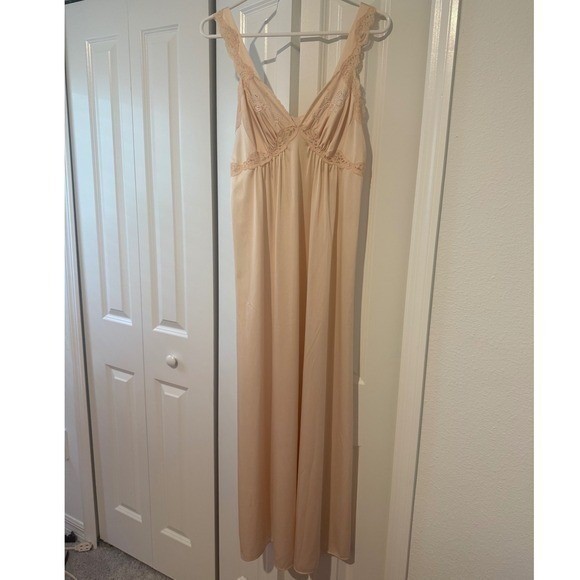 70&rsquo;s Shadowline vintage lingerie nightgown chemise embroidered lace underbust