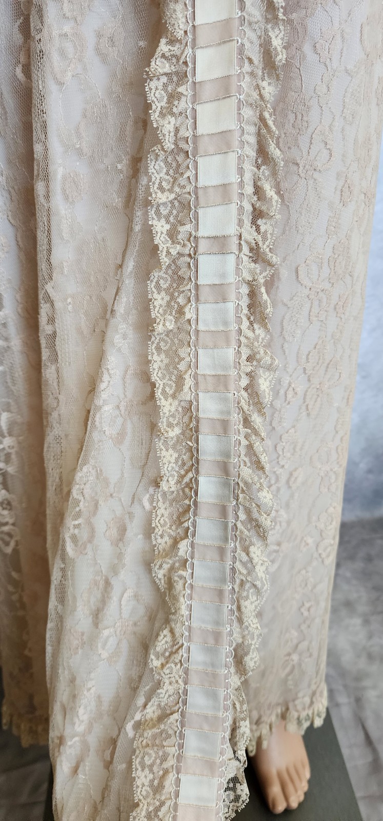 Vintage 1950s BY ODETTE BARSA for Lord & Taylor Dressing Gown Lace Fully Lined