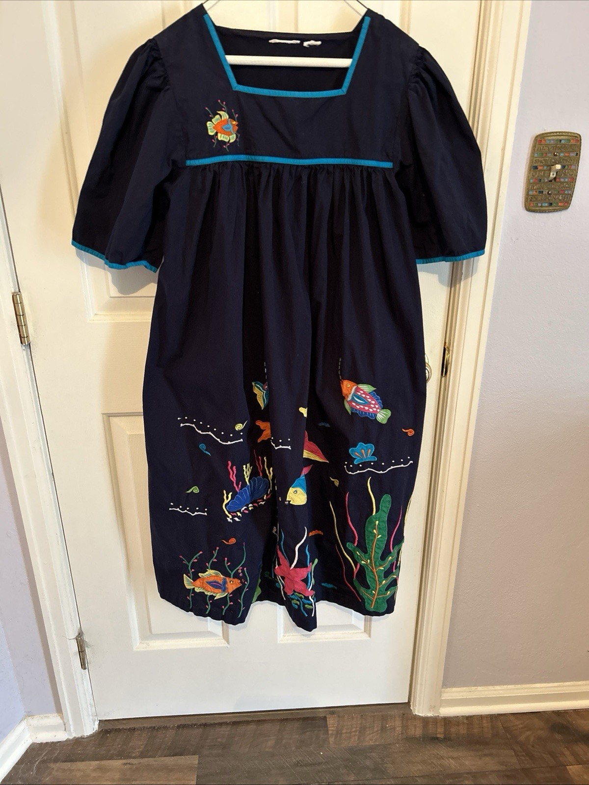 VINTAGE 1980’s1990’s MUUMUU EMBROIDERED OCEAN THEME HOUSE DRESS – XL AWESOME
