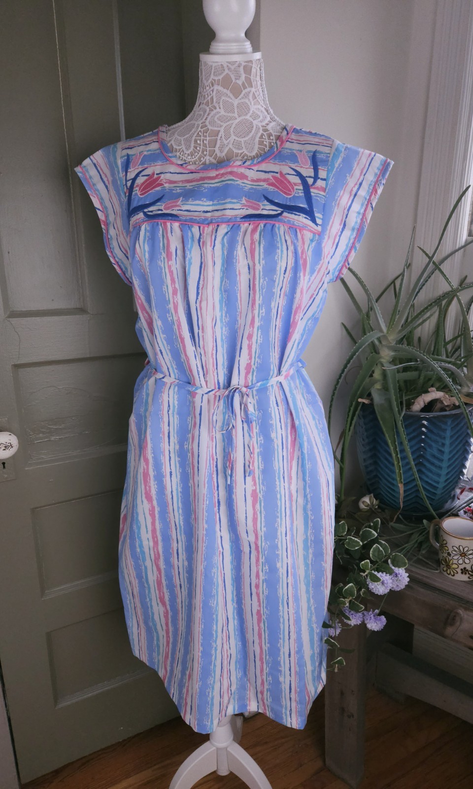 Smart Time Vintage Poly Cotton Embroidered Tulip Spring House Dress Medium