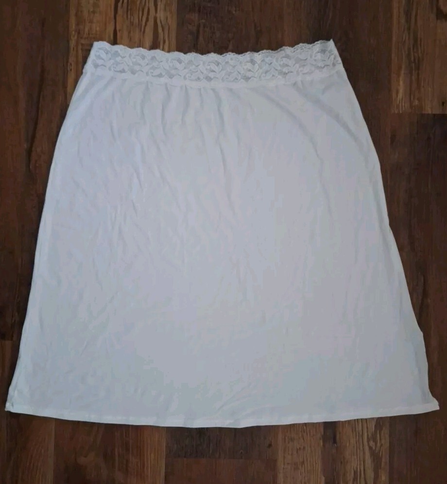 VASSARETTE – WHITE NYLON SPANDEX HALF SLIP SZ 24&Prime; XL/44 STYLE #11-073 W/SLIT