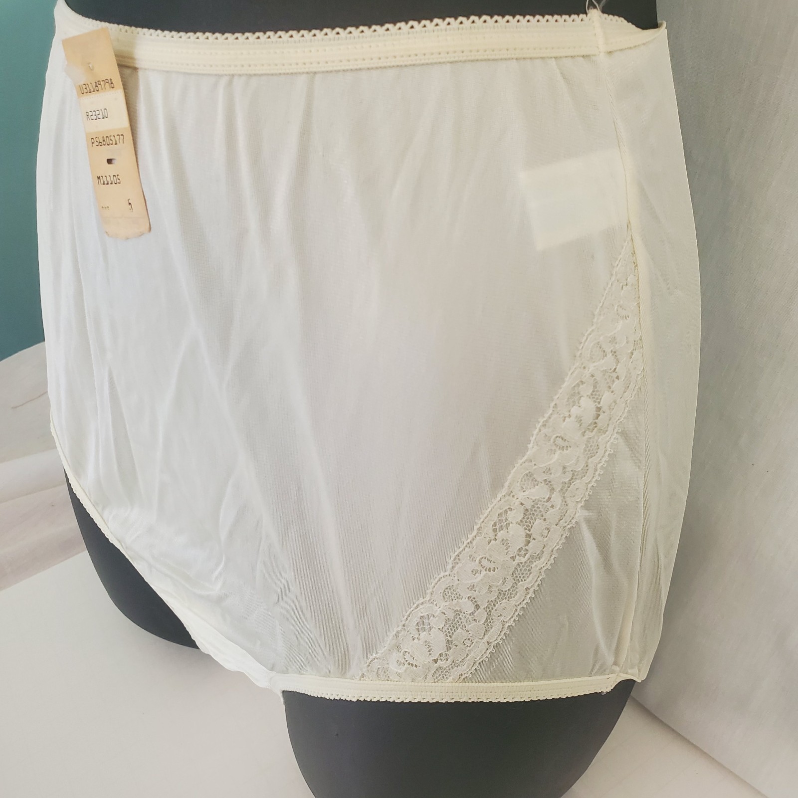 Underneath It All A Vassarette Nylon & Lace Hipster Bikini Panties 5 Small NWT
