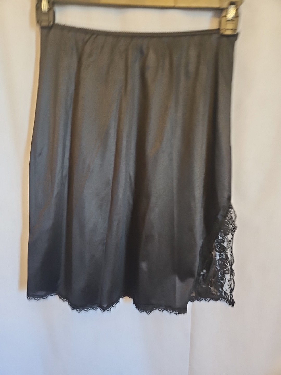 Maidenform Something Special vintage half slip size M 21&Prime; long black nylon slit